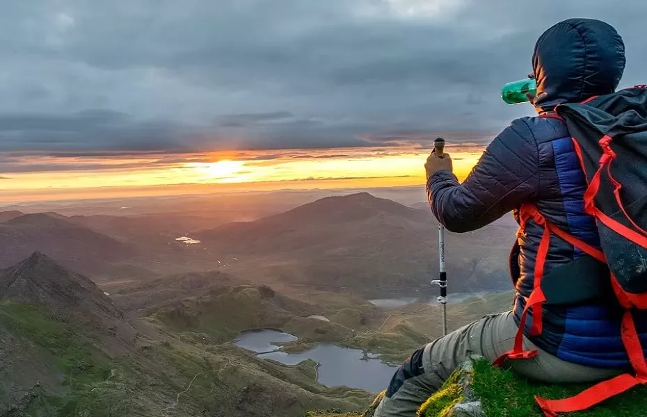 Den Rucksack für eine Wanderung einstellen